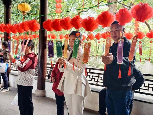 四川泸州忠山公园“游三国”闹元宵 市民沉浸式体验“银票”换骑马(图5)