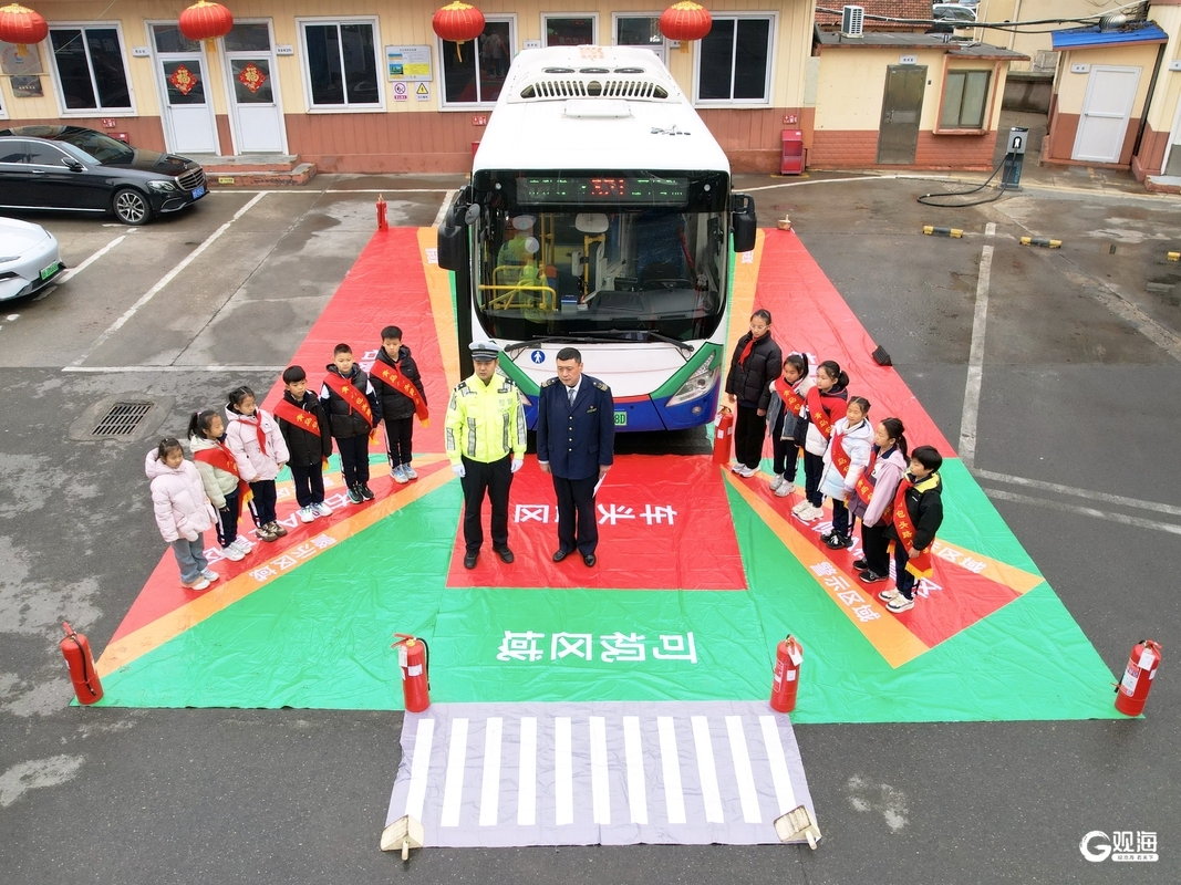 开学第一课：青岛巴士“铺”出安全路沉浸式体验让交通安全“看得见”(图1)