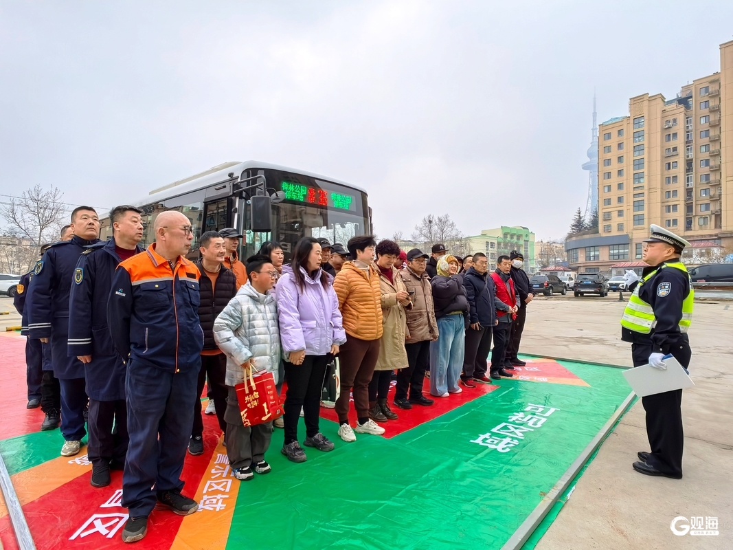 开学第一课：青岛巴士“铺”出安全路沉浸式体验让交通安全“看得见”(图2)