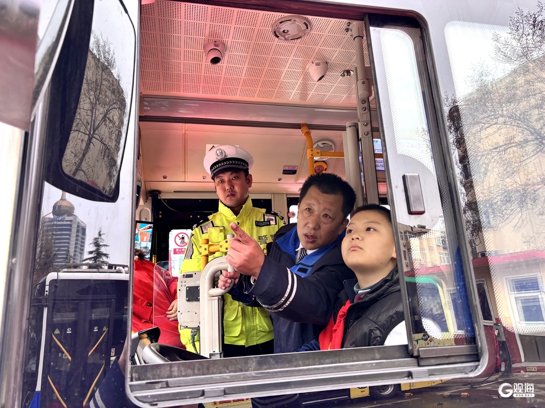 开学第一课：青岛巴士“铺”出安全路沉浸式体验让交通安全“看得见”(图4)