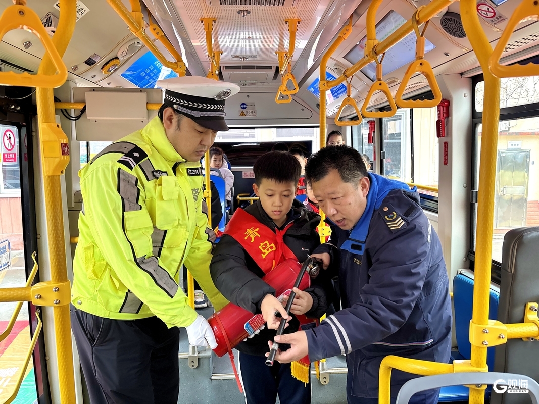 开学第一课：青岛巴士“铺”出安全路沉浸式体验让交通安全“看得见”(图5)