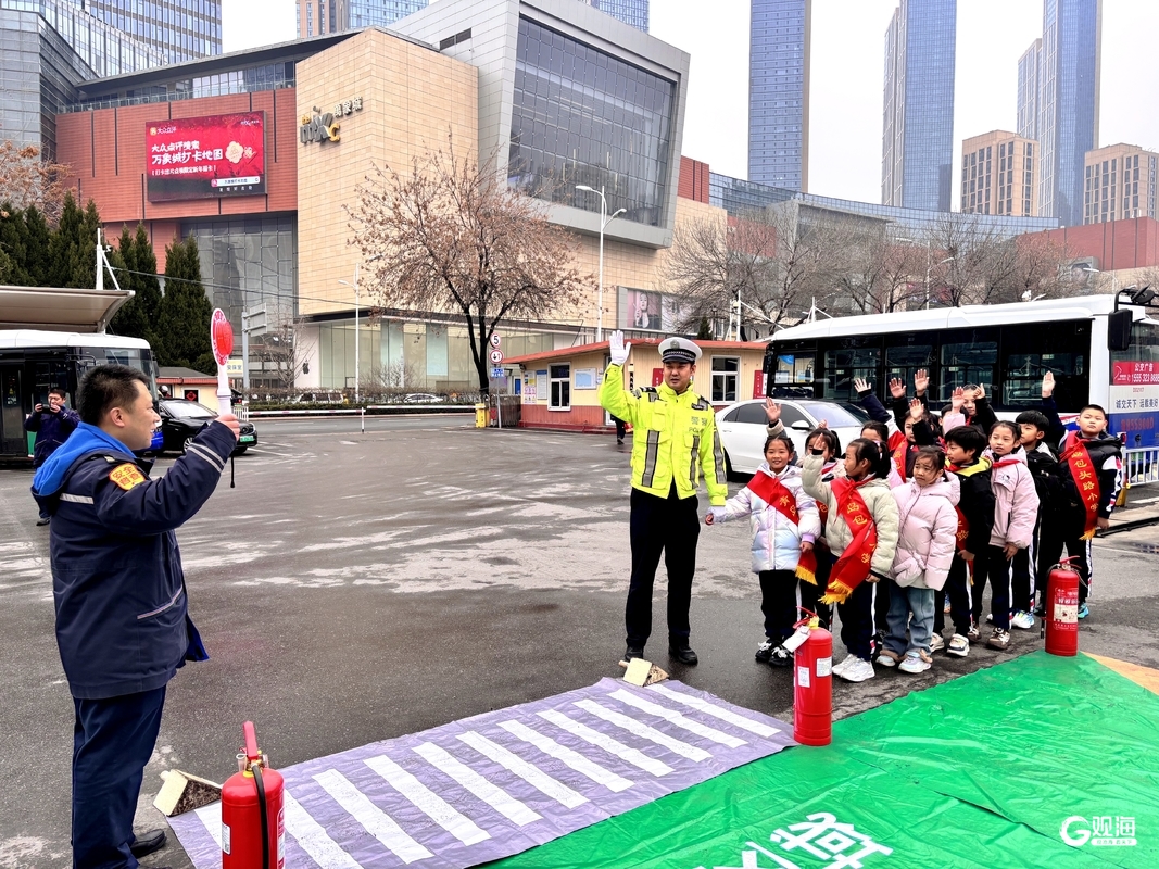 开学第一课：青岛巴士“铺”出安全路沉浸式体验让交通安全“看得见”(图6)
