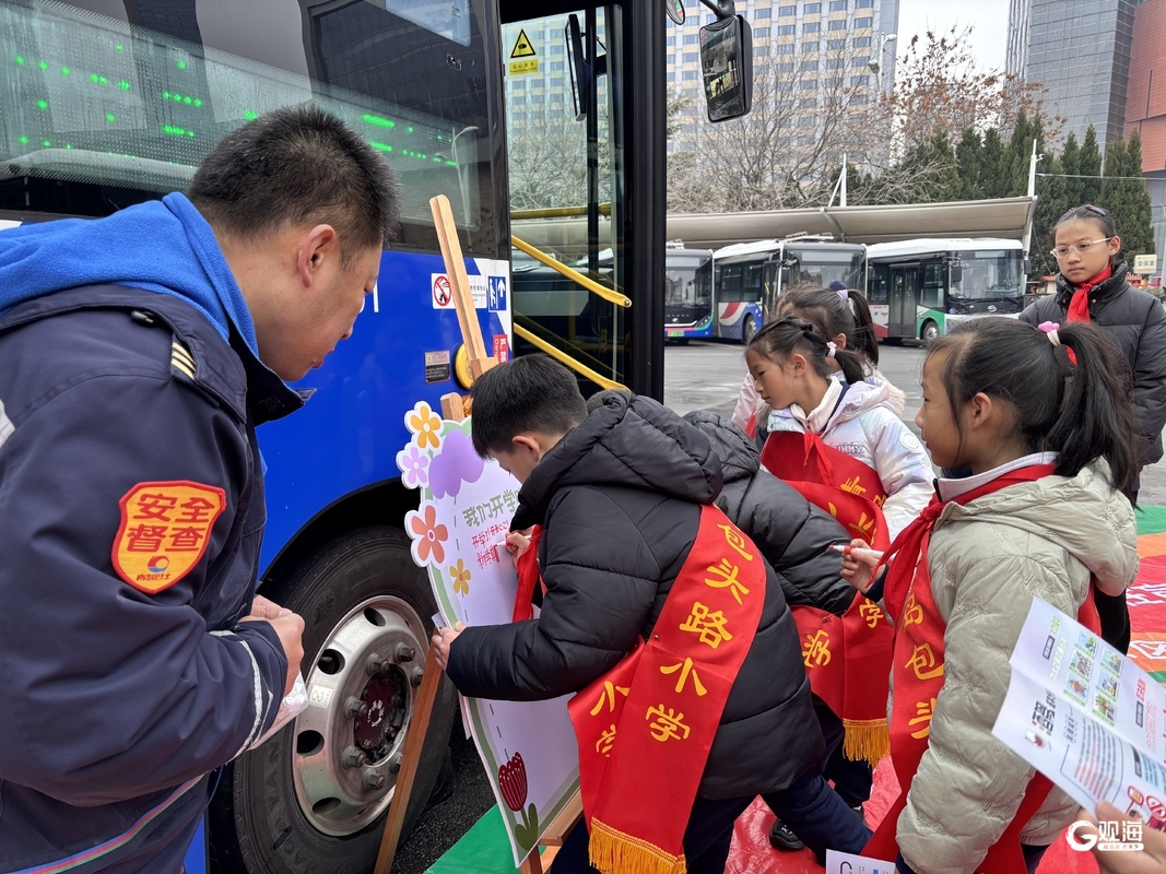 开学第一课：青岛巴士“铺”出安全路沉浸式体验让交通安全“看得见”(图7)