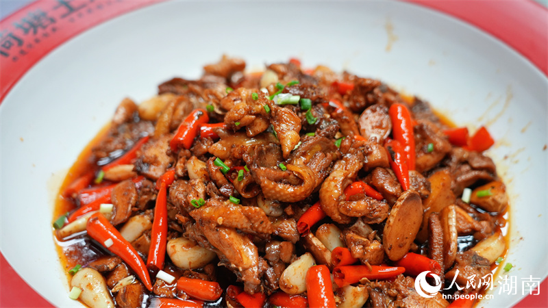 九游app入口：匠心守“味”｜荷塘土鸡 熬出莲城烟火气(图1)