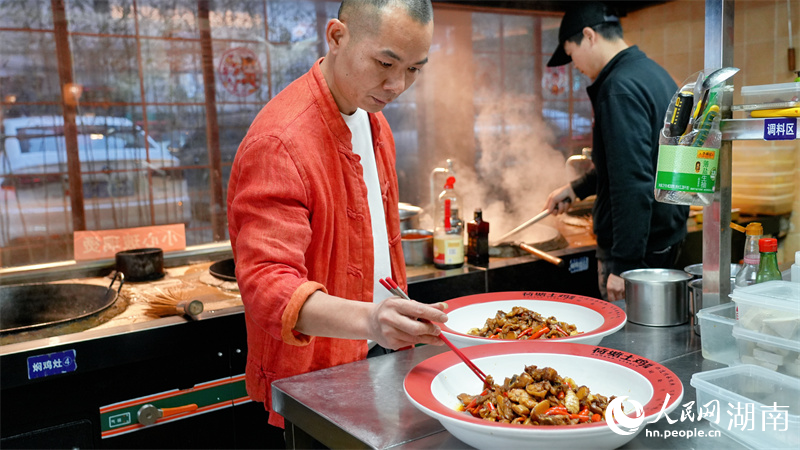 九游app入口：匠心守“味”｜荷塘土鸡 熬出莲城烟火气(图2)