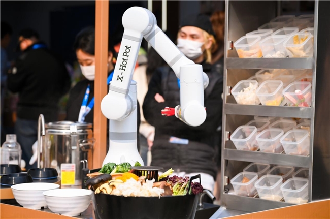 九游app入口：科技消费新范式：沸点计划AWE首秀具身智能机械臂用AI重构火锅未来场景(图1)