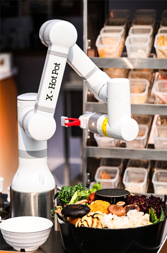 九游app入口：科技消费新范式：沸点计划AWE首秀具身智能机械臂用AI重构火锅未来场景(图2)