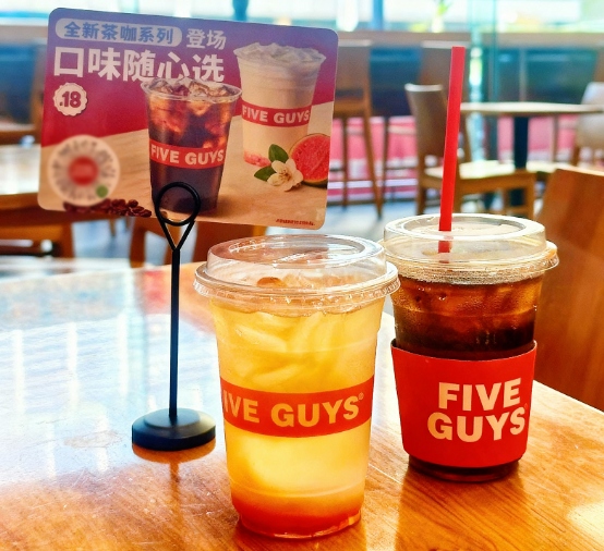 2026CCFA连锁餐饮创新案例：FiveGuys轻运营茶饮打造餐饮门店新增长(图2)