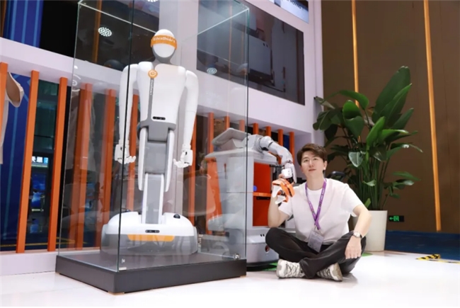 享刻智能发布首个餐饮跨场景人形机器人Nico：12类技能全场景服务(图1)