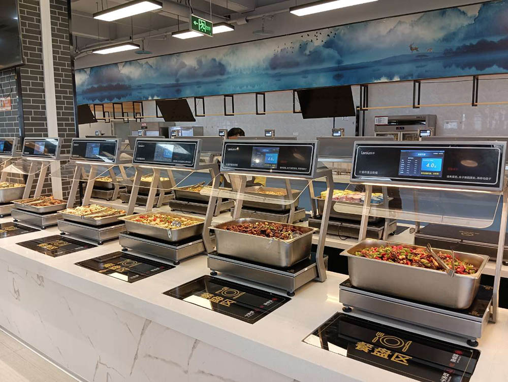 九游app入口：视频｜智能厨具+芯片餐盘海淀数智食堂半年减量九成厨余(图1)