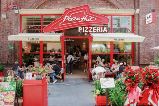 九游app入口：沪上再添新意式餐饮空间必胜客PIZZERIA第十家门店亮相(图1)