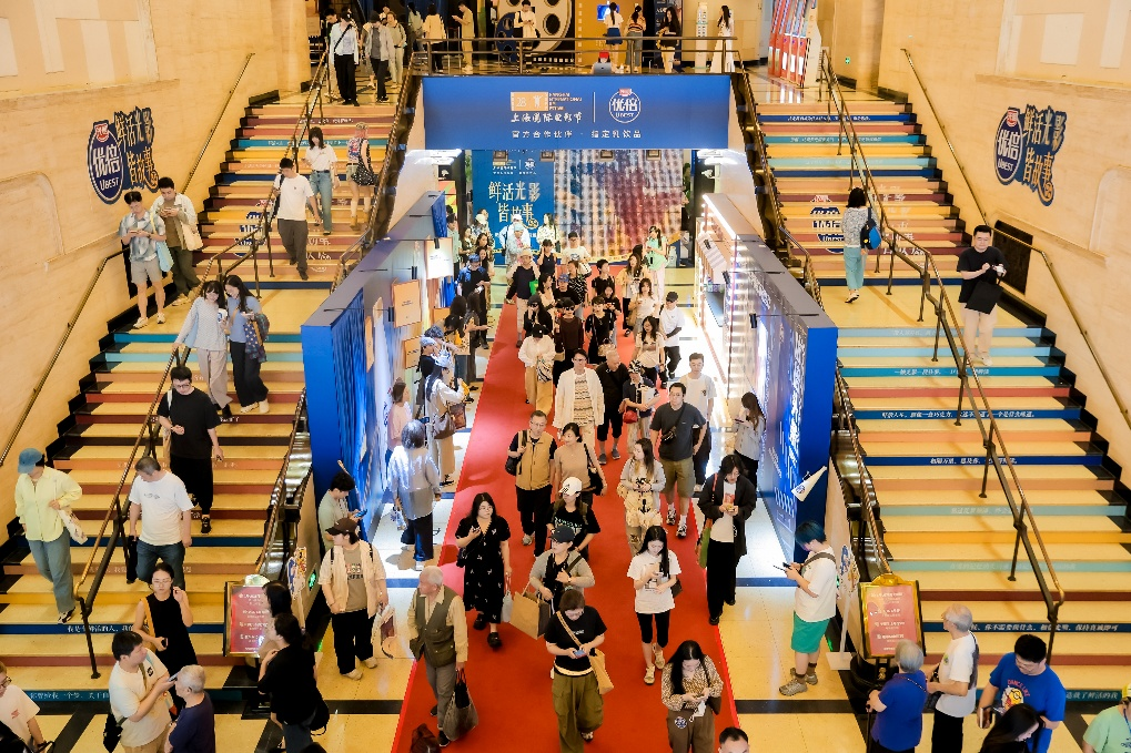 从场景焕新到五感瓶互动：光明乳业以沉浸式体验激活电影节消费新场景(图1)