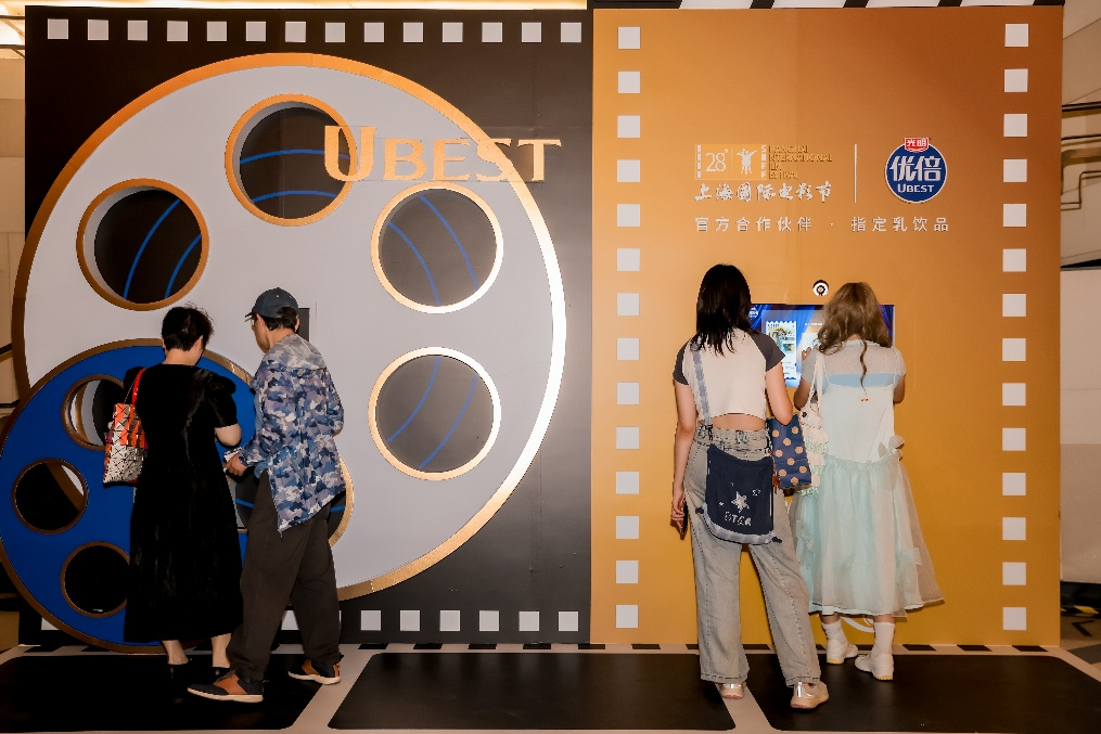 从场景焕新到五感瓶互动：光明乳业以沉浸式体验激活电影节消费新场景(图3)