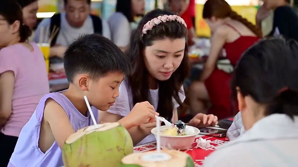 九游娱乐：新华视点丨夏日消费热潮涌动文旅绘就多彩暑期生活(图3)