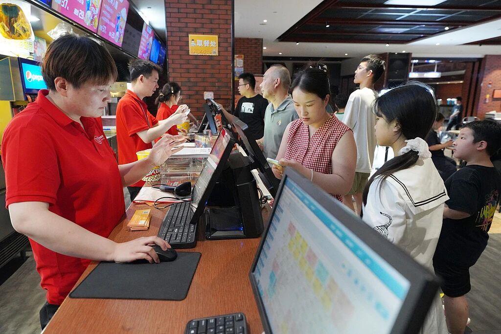 九游app入口：1元撬动1577元！银幕之外千亿级市场全面爆发！(图3)