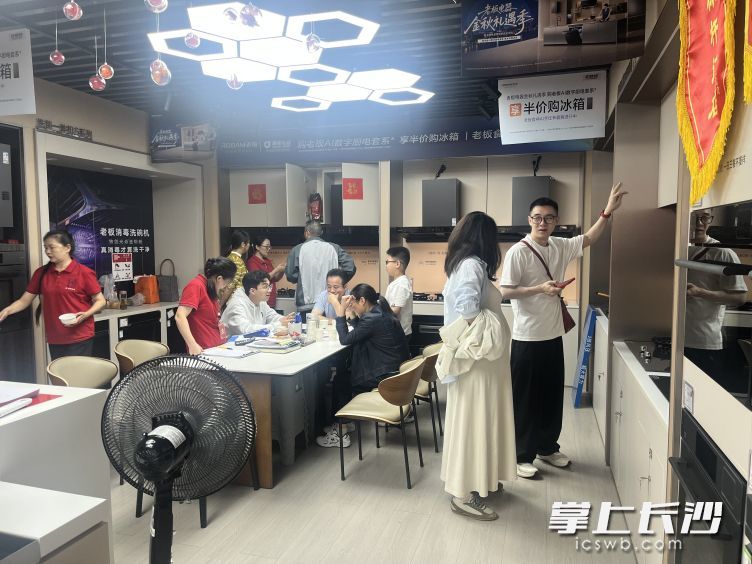 九游娱乐：降温带火秋装、聚餐点燃烟火、新品政策拉动大宗消费！长沙国庆消费多点开花(图4)