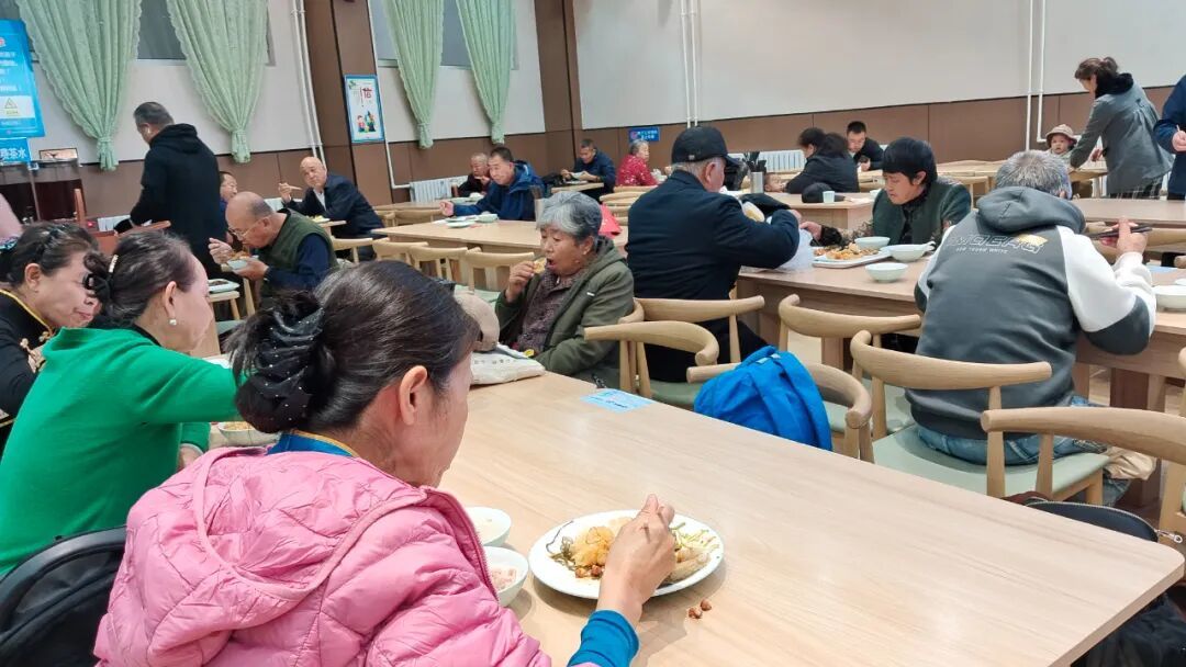 九游娱乐：一餐热饭、一张床位、一份尊严！大庆养老银龄答卷上写着大大的“暖”！(图2)