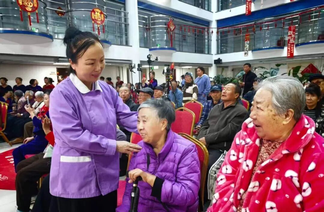 九游娱乐：一餐热饭、一张床位、一份尊严！大庆养老银龄答卷上写着大大的“暖”！(图5)