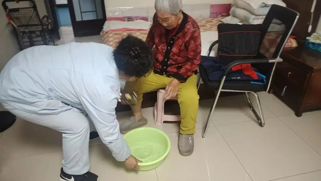 九游娱乐：一餐热饭、一张床位、一份尊严！大庆养老银龄答卷上写着大大的“暖”！(图6)