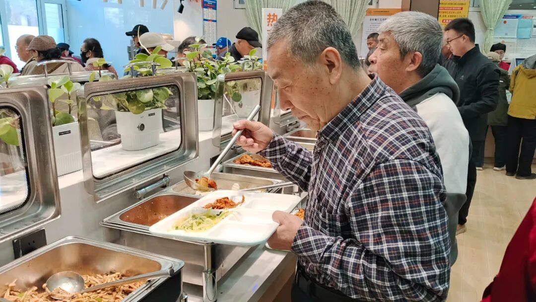 九游娱乐：一餐热饭、一张床位、一份尊严！大庆养老银龄答卷上写着大大的“暖”！(图10)